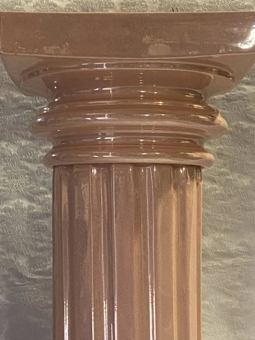 Élégante Colonne Piédestal en Métal Stuqué Laqué au Chapiteau Dorique