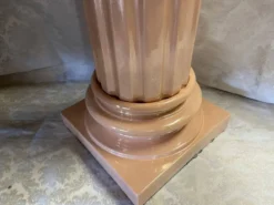 Élégante Colonne Piédestal en Métal Stuqué Laqué au Chapiteau Dorique