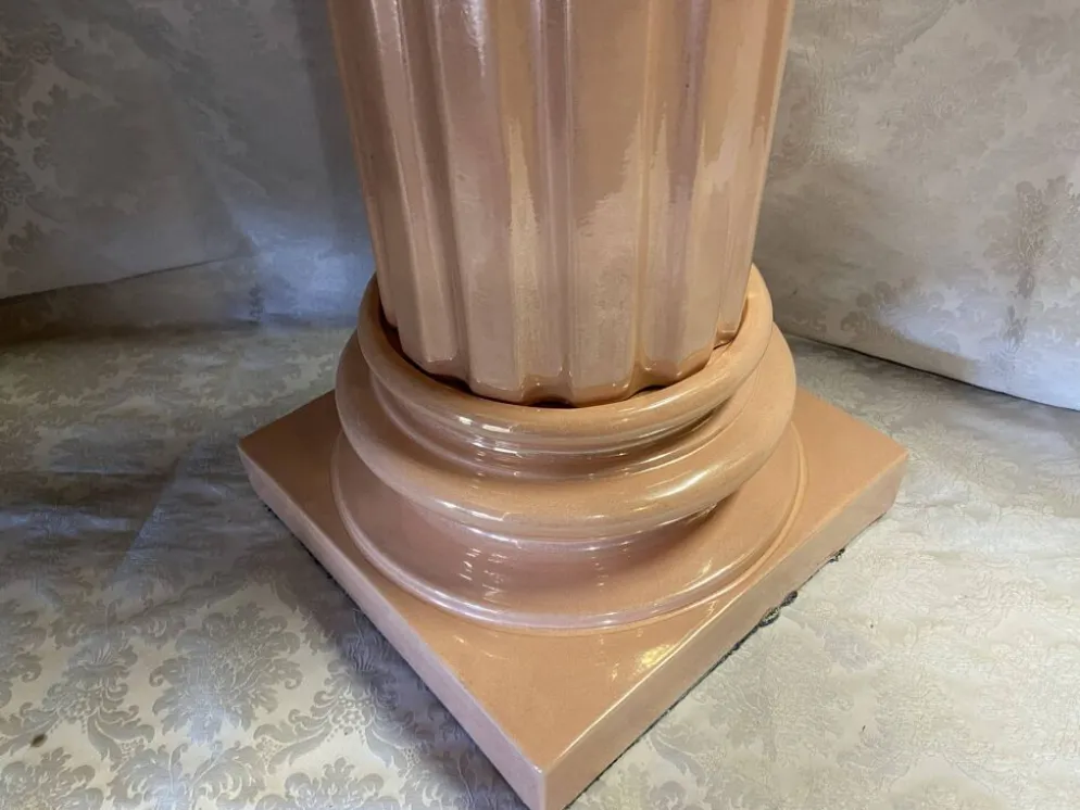 Élégante Colonne Piédestal en Métal Stuqué Laqué au Chapiteau Dorique