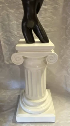 Élégante Colonne Piédestal en Plâtre Durci au Chapiteau Ionique à Volutes