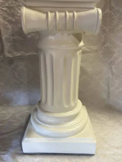 Élégante Colonne Piédestal en Plâtre Durci au Chapiteau Ionique à Volutes
