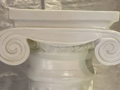 Élégante Colonne Piédestal en Plâtre Durci au Chapiteau Ionique à Volutes