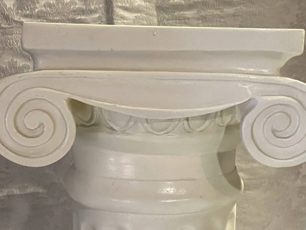 Élégante Colonne Piédestal en Plâtre Durci au Chapiteau Ionique à Volutes