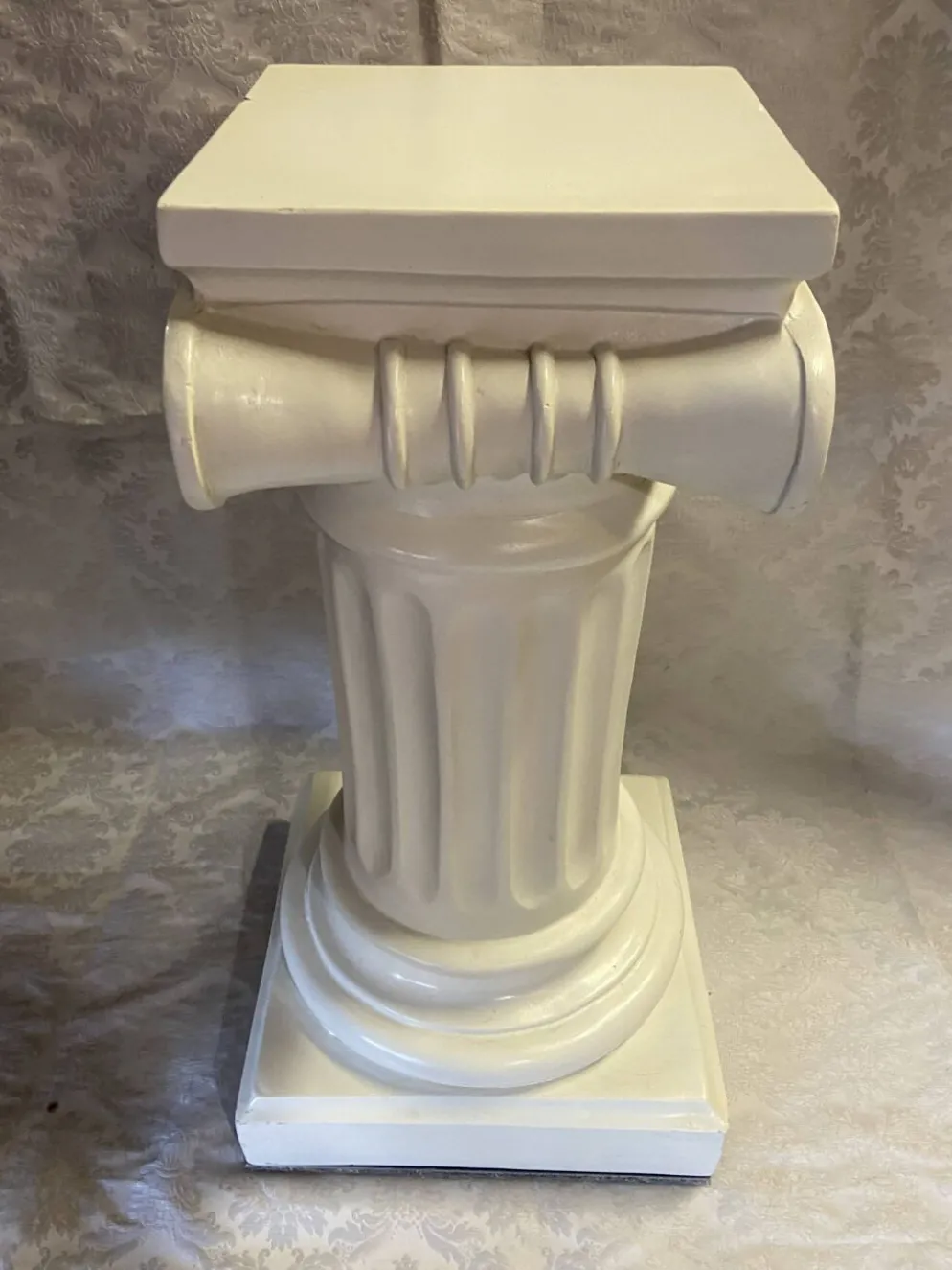 Élégante Colonne Piédestal en Plâtre Durci au Chapiteau Ionique à Volutes