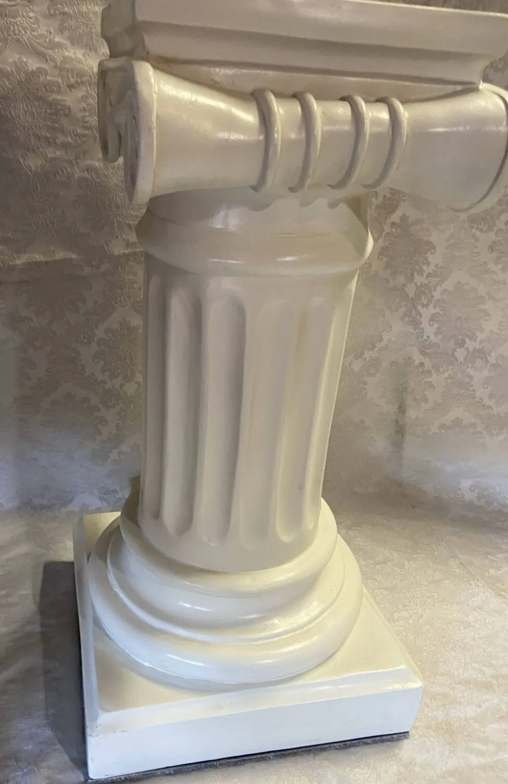 Élégante Colonne Piédestal en Plâtre Durci au Chapiteau Ionique à Volutes