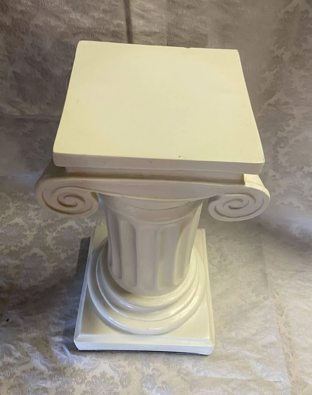 Élégante Colonne Piédestal en Plâtre Durci au Chapiteau Ionique à Volutes
