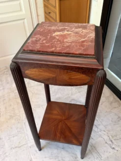 Élégante sellette ancienne en marqueterie et marbre rouge – style Louis XVI