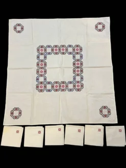 Linge de maison, nappe à thé brodée 6 serviettes vers 1960