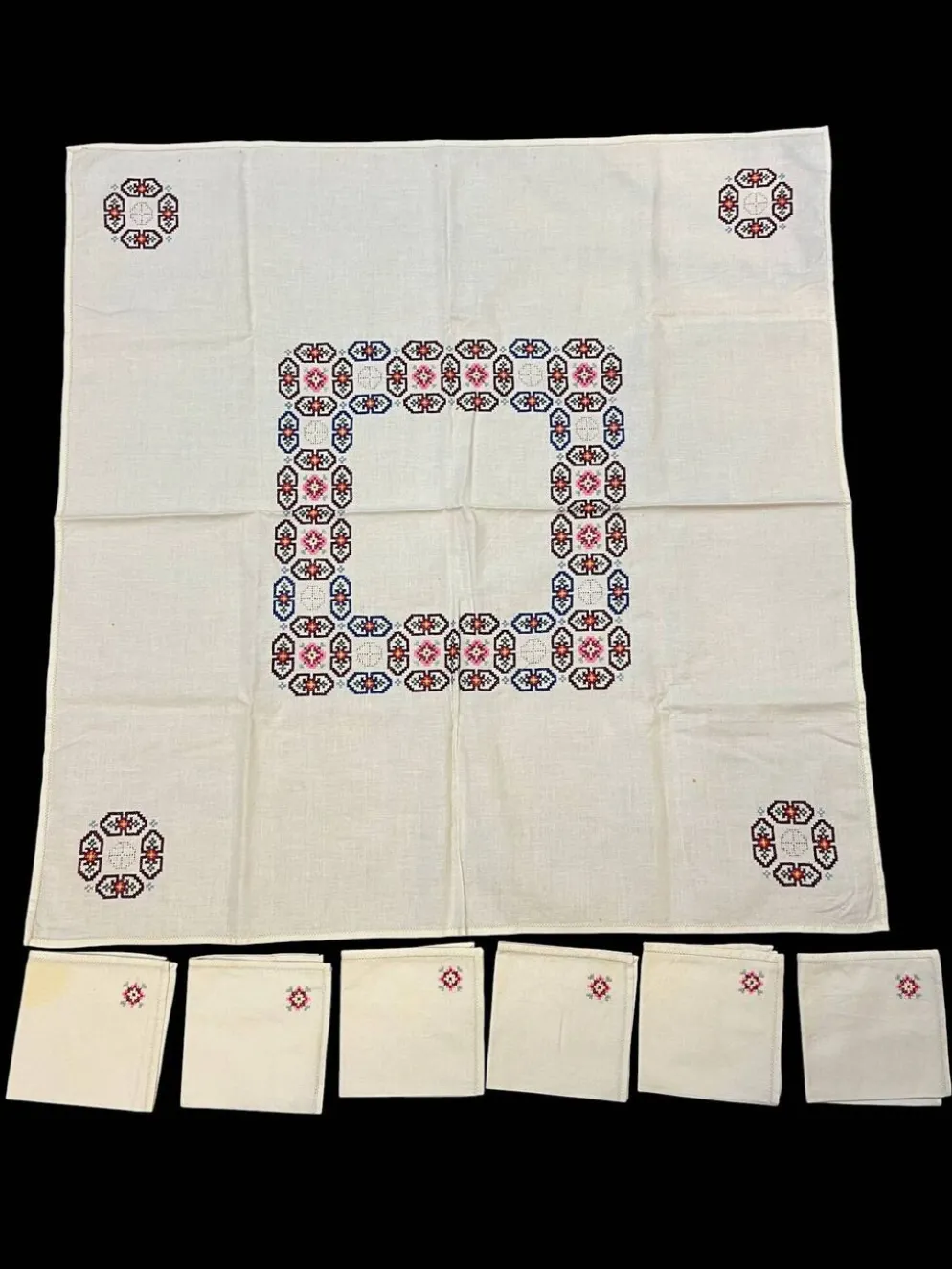 Linge de maison, nappe à thé brodée 6 serviettes vers 1960