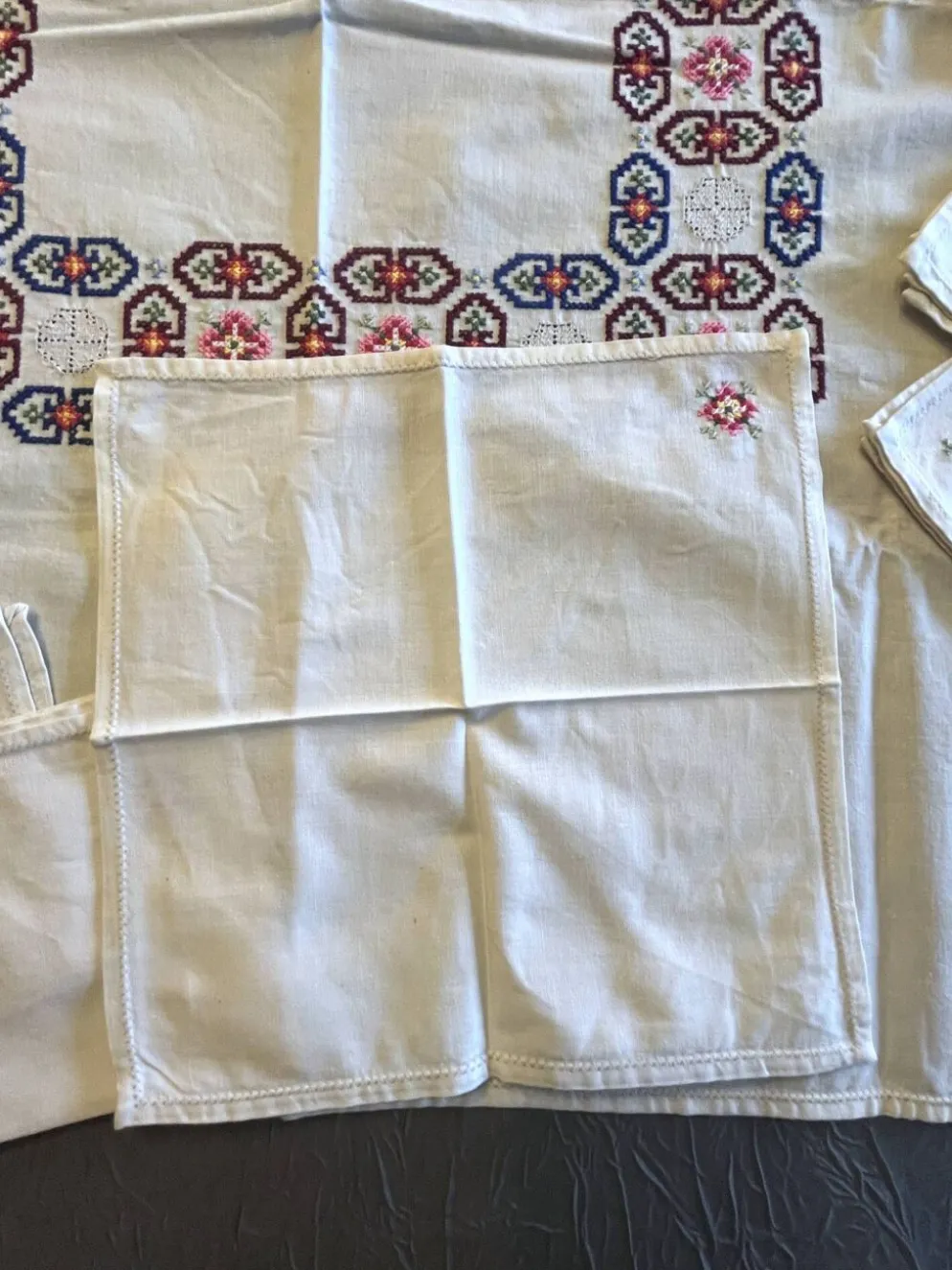 Linge de maison, nappe à thé brodée 6 serviettes vers 1960