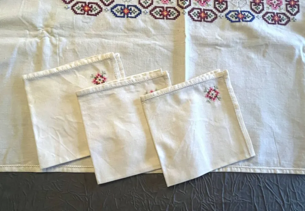 Linge de maison, nappe à thé brodée 6 serviettes vers 1960