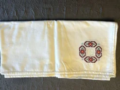 Linge de maison, nappe à thé brodée 6 serviettes vers 1960
