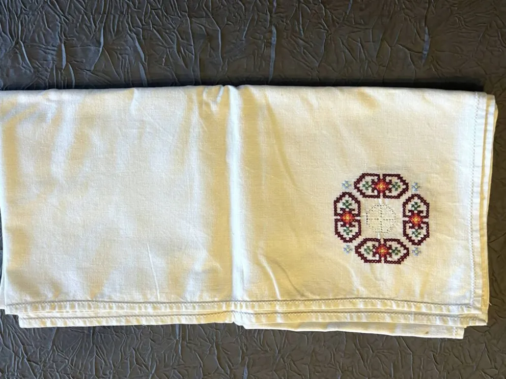 Linge de maison, nappe à thé brodée 6 serviettes vers 1960