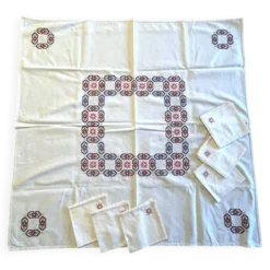Linge de maison, nappe à thé brodée 6 serviettes vers 1960