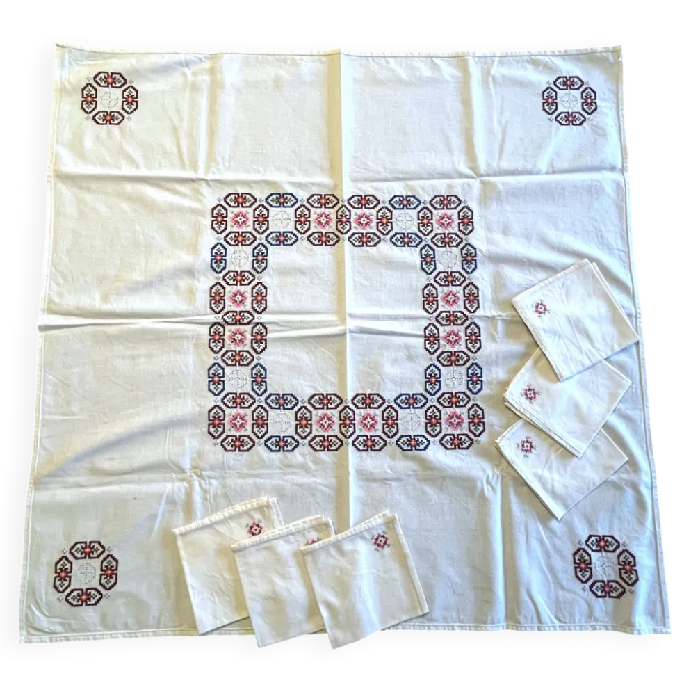 Linge de maison, nappe à thé brodée 6 serviettes vers 1960