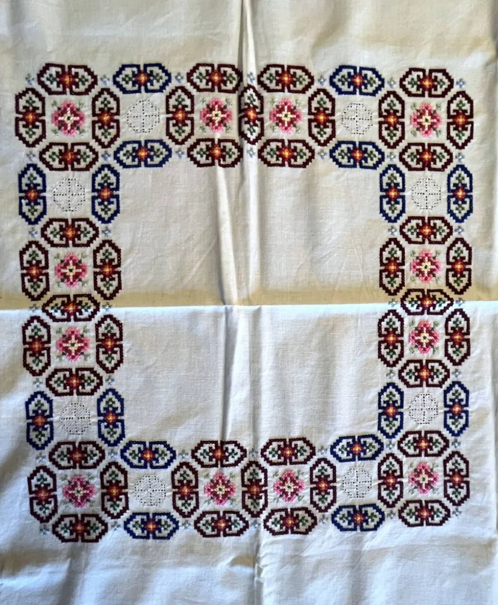 Linge de maison, nappe à thé brodée 6 serviettes vers 1960