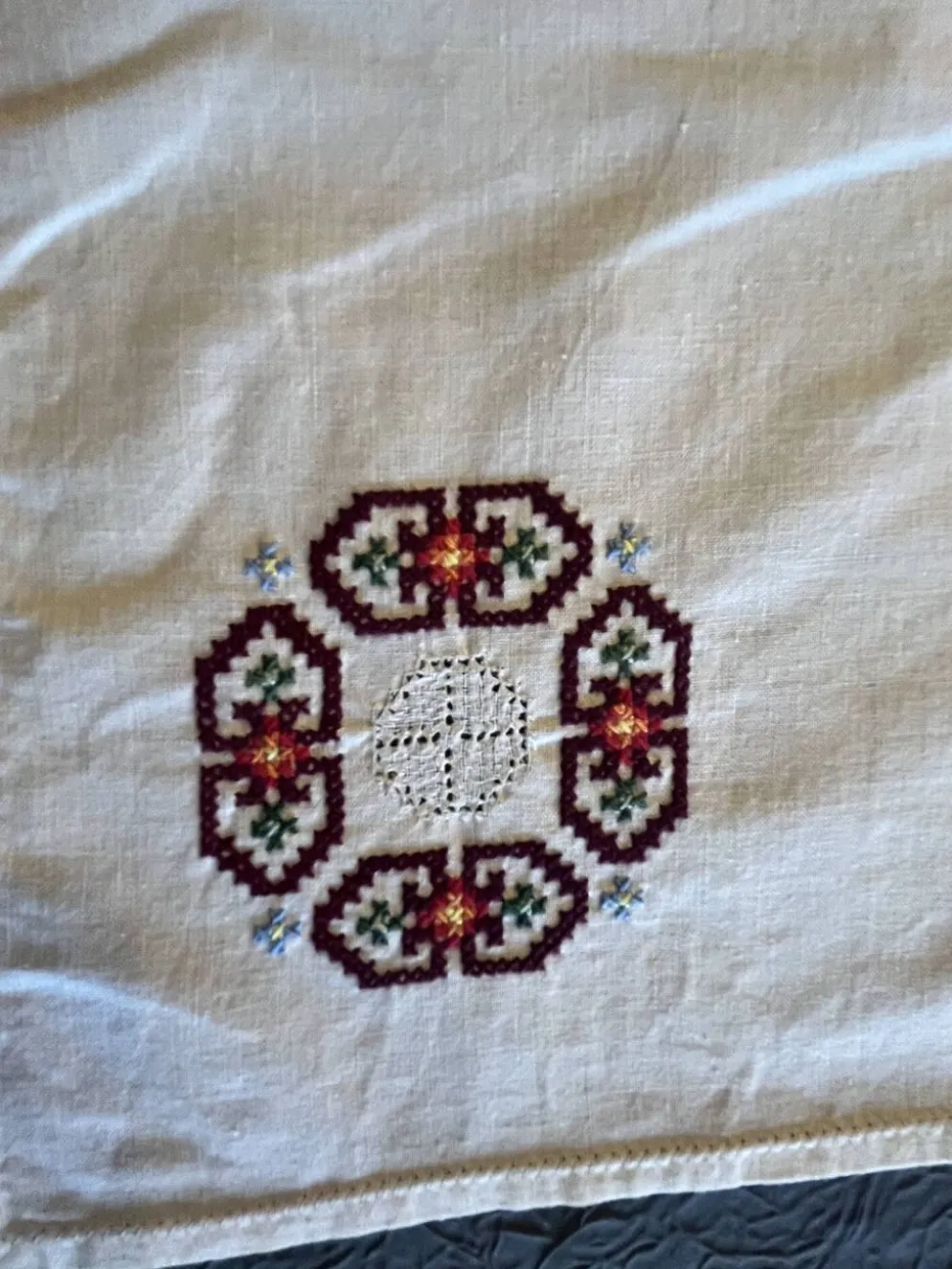 Linge de maison, nappe à thé brodée 6 serviettes vers 1960
