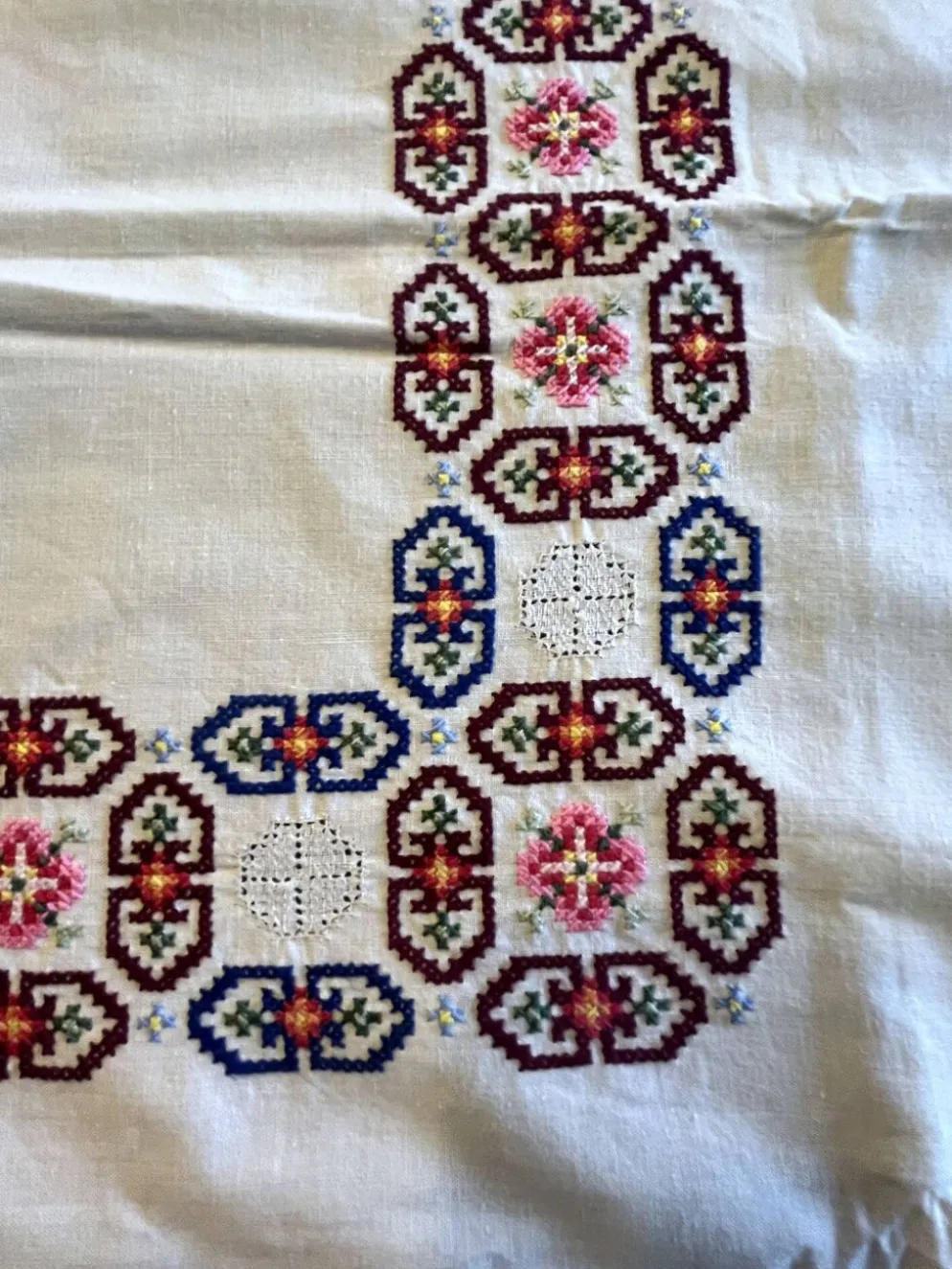 Linge de maison, nappe à thé brodée 6 serviettes vers 1960