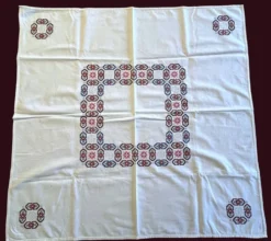 Linge de maison, nappe à thé brodée 6 serviettes vers 1960
