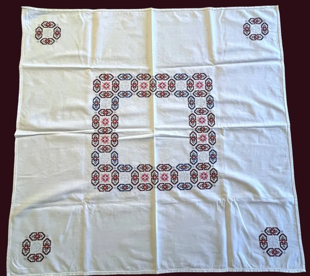 Linge de maison, nappe à thé brodée 6 serviettes vers 1960