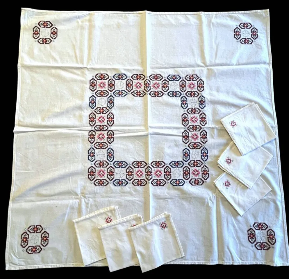 Linge de maison, nappe à thé brodée 6 serviettes vers 1960