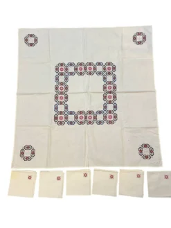 Linge de maison, nappe à thé brodée 6 serviettes vers 1960
