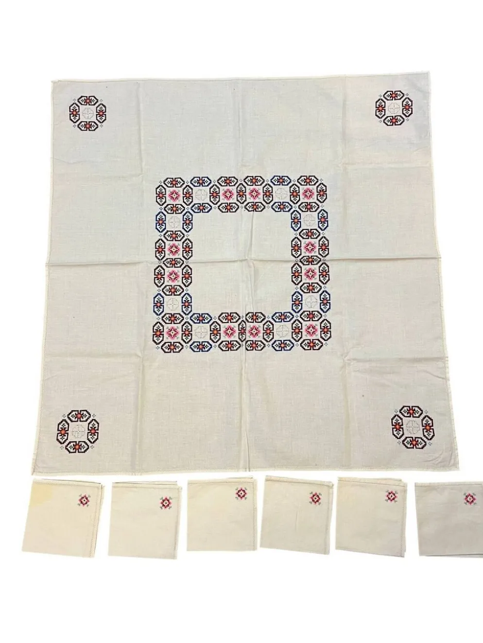 Linge de maison, nappe à thé brodée 6 serviettes vers 1960