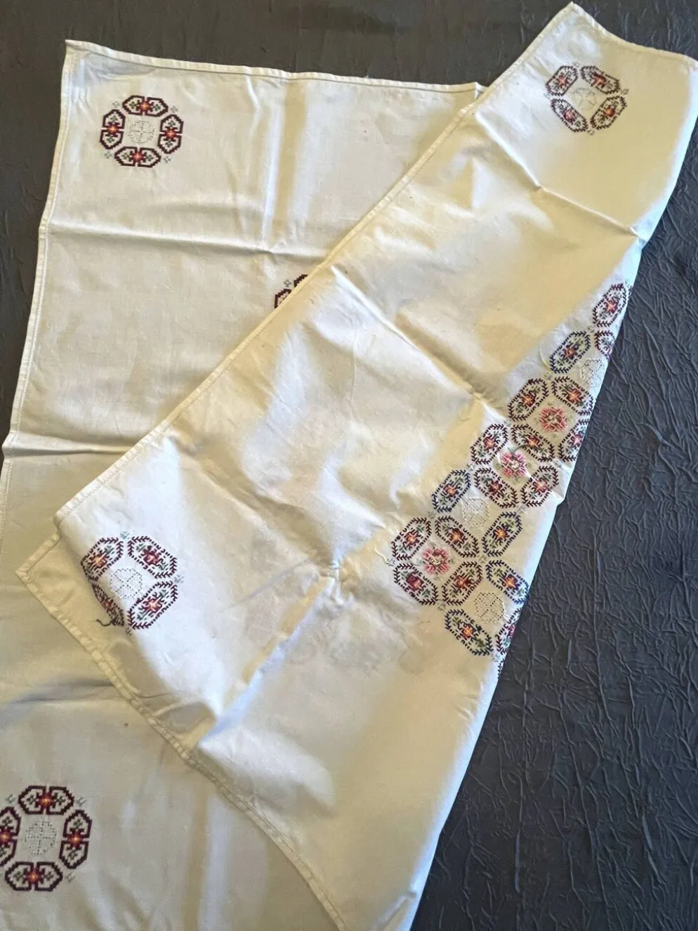 Linge de maison, nappe à thé brodée 6 serviettes vers 1960