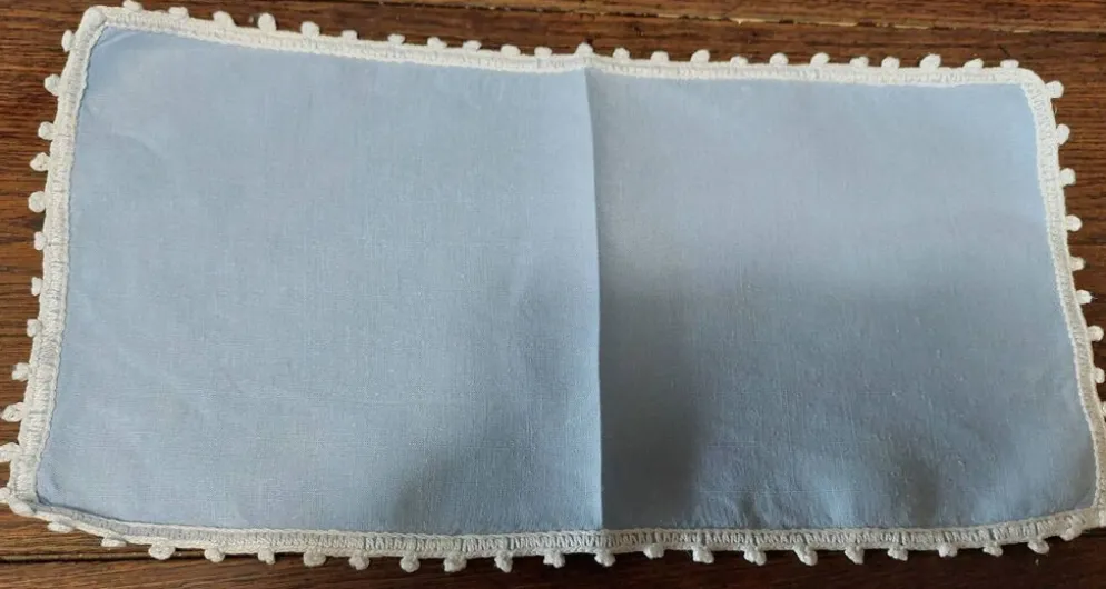 Linge de table nappe dix huit serviettes dix-huit dessous de veres