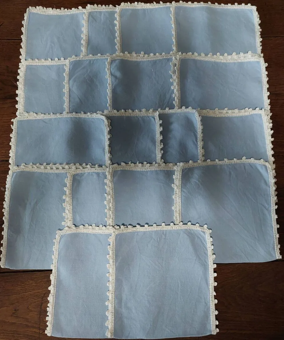 Linge de table nappe dix huit serviettes dix-huit dessous de veres