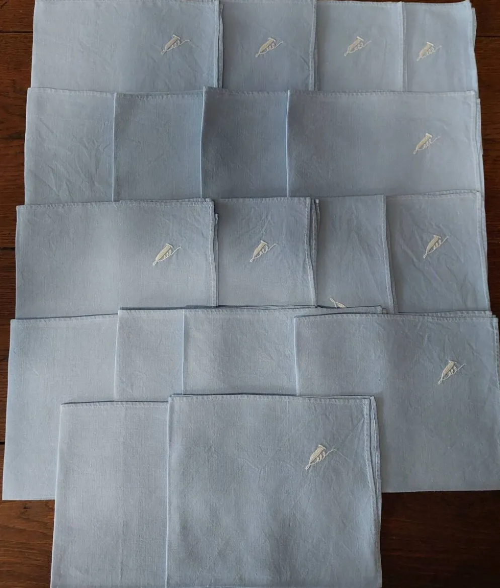 Linge de table nappe dix huit serviettes dix-huit dessous de veres