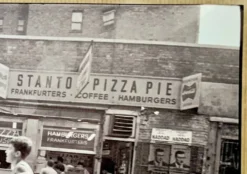Little Italy – NYC 1964 Une scène de rue vivante et spontanée.