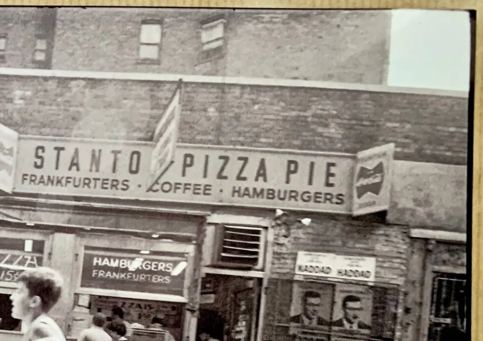 Little Italy – NYC 1964 Une scène de rue vivante et spontanée.