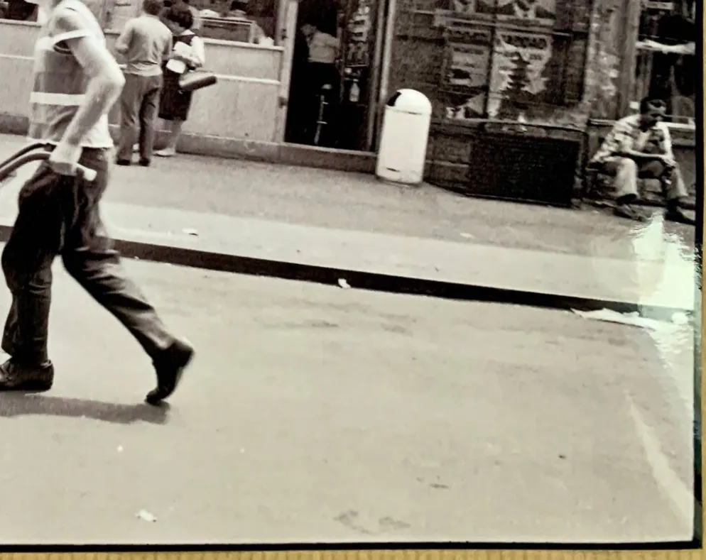 Little Italy – NYC 1964 Une scène de rue vivante et spontanée.