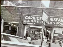 Little Italy – NYC 1964 Une scène de rue vivante et spontanée.