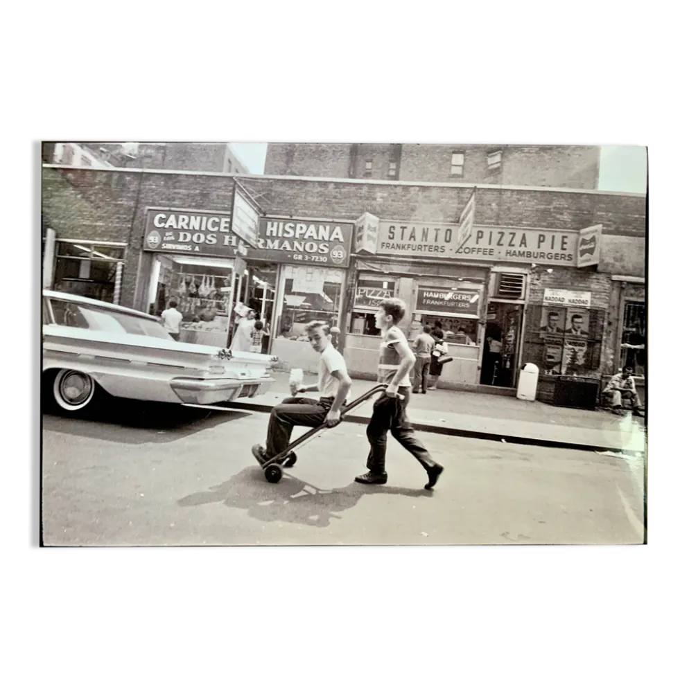 Little Italy – NYC 1964 Une scène de rue vivante et spontanée.
