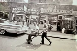 Little Italy – NYC 1964 Une scène de rue vivante et spontanée.