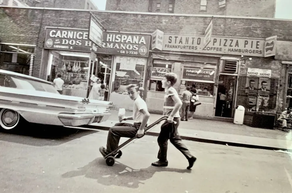 Little Italy – NYC 1964 Une scène de rue vivante et spontanée.