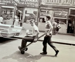 Little Italy – NYC 1964 Une scène de rue vivante et spontanée.
