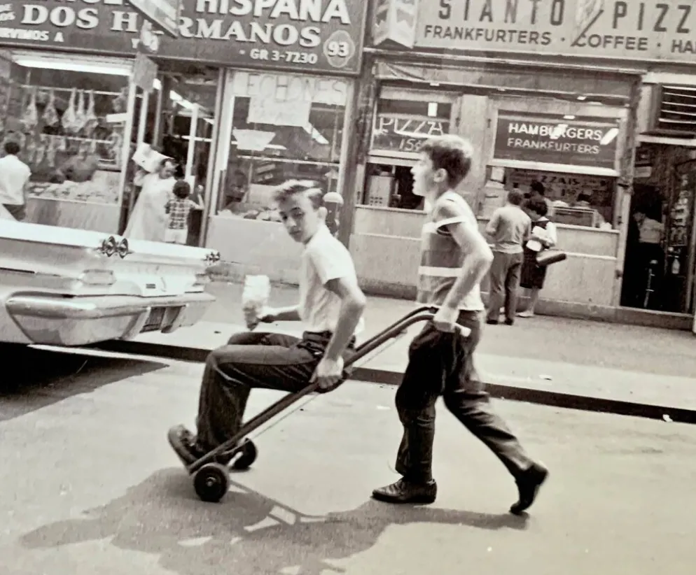 Little Italy – NYC 1964 Une scène de rue vivante et spontanée.