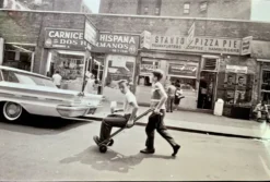 Little Italy – NYC 1964 Une scène de rue vivante et spontanée.