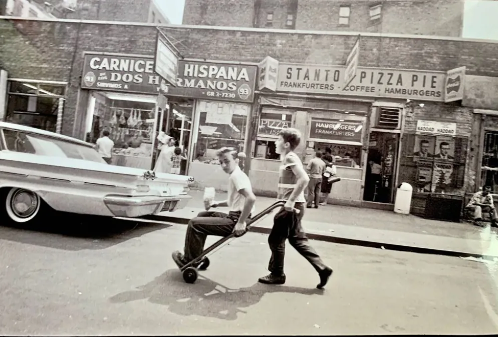 Little Italy – NYC 1964 Une scène de rue vivante et spontanée.