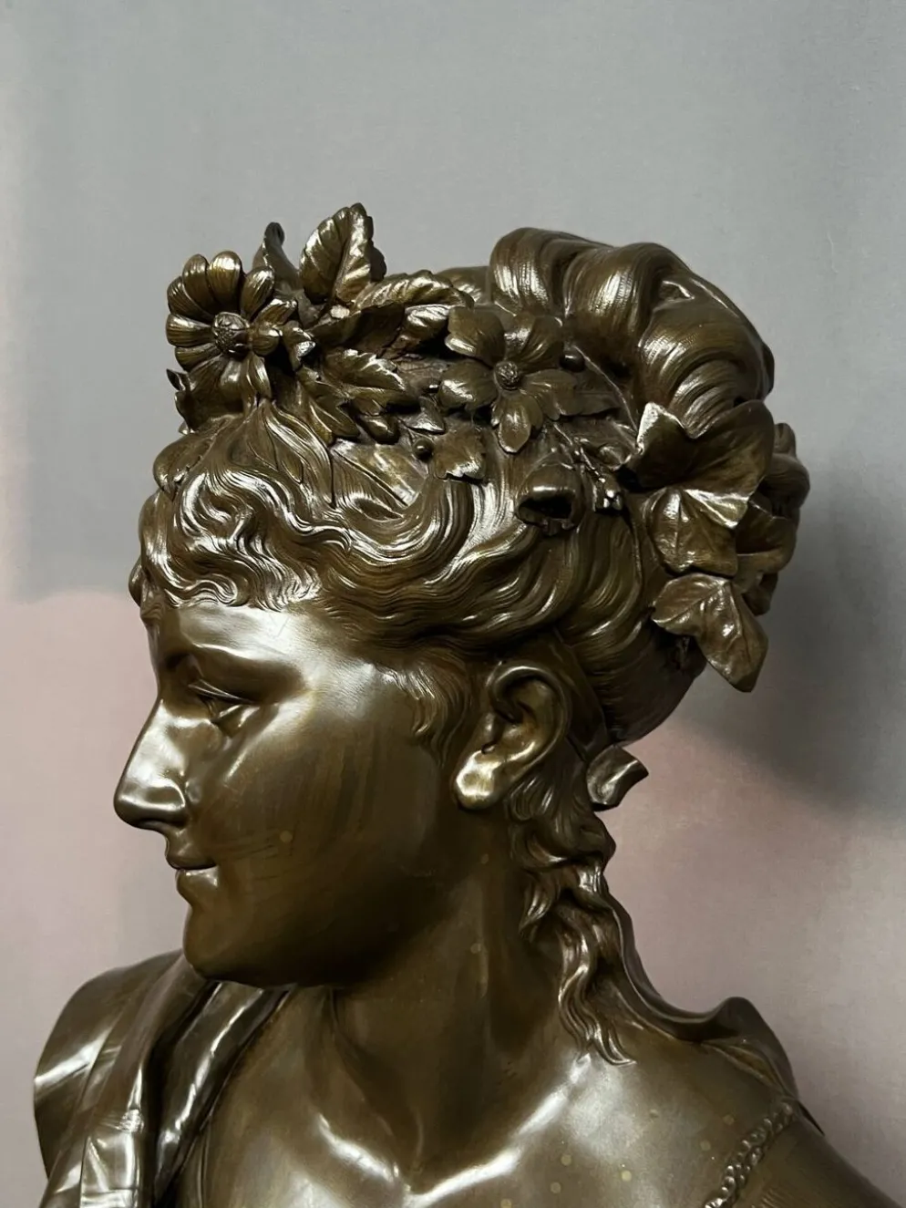 Léopold Harzé (1831–1893). Buste en bronze d'une jeune femme sur base en marbre. Belgique. Daté 1878.
