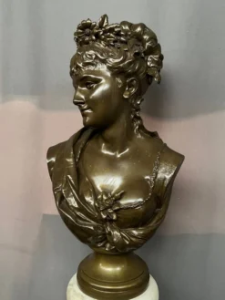 Léopold Harzé (1831–1893). Buste en bronze d'une jeune femme sur base en marbre. Belgique. Daté 1878.