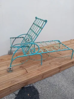 Lot 2 chaises longues anciennes fer forgé et ses 2 guéridons
