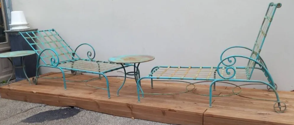 Lot 2 chaises longues anciennes fer forgé et ses 2 guéridons