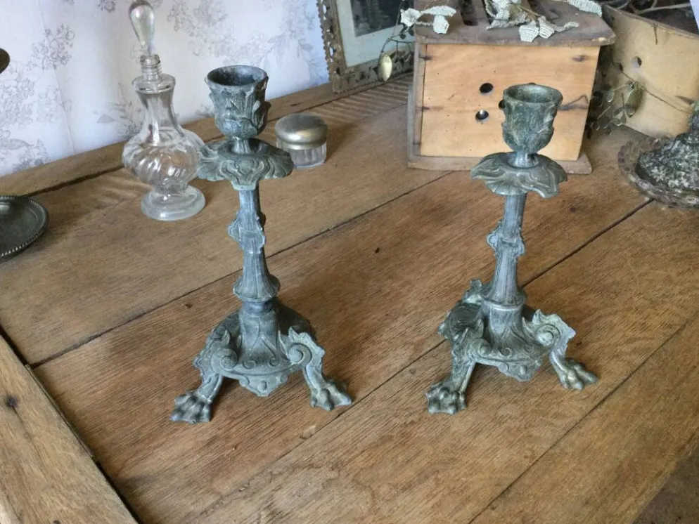 Lot de 2 bougeoirs anciens en régule