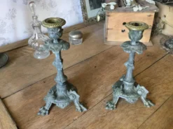 Lot de 2 bougeoirs anciens en régule