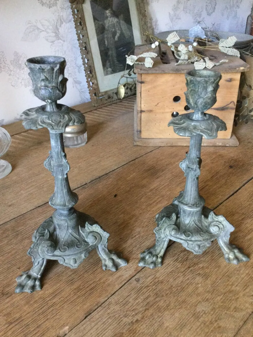 Lot de 2 bougeoirs anciens en régule