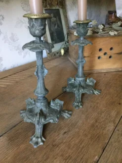 Lot de 2 bougeoirs anciens en régule